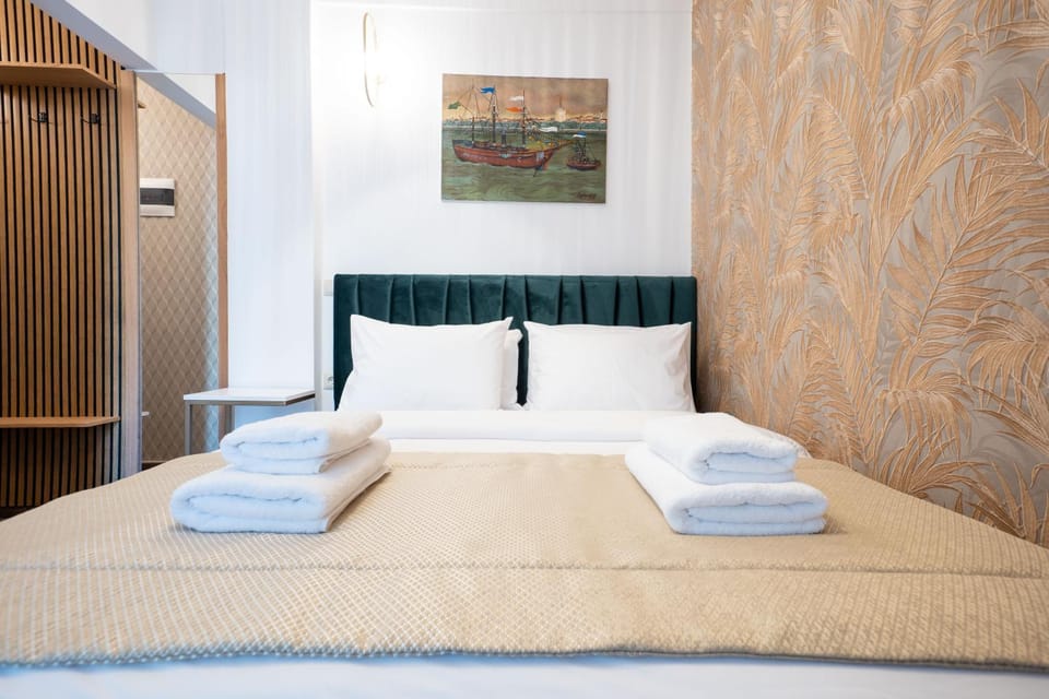 Bed, towels