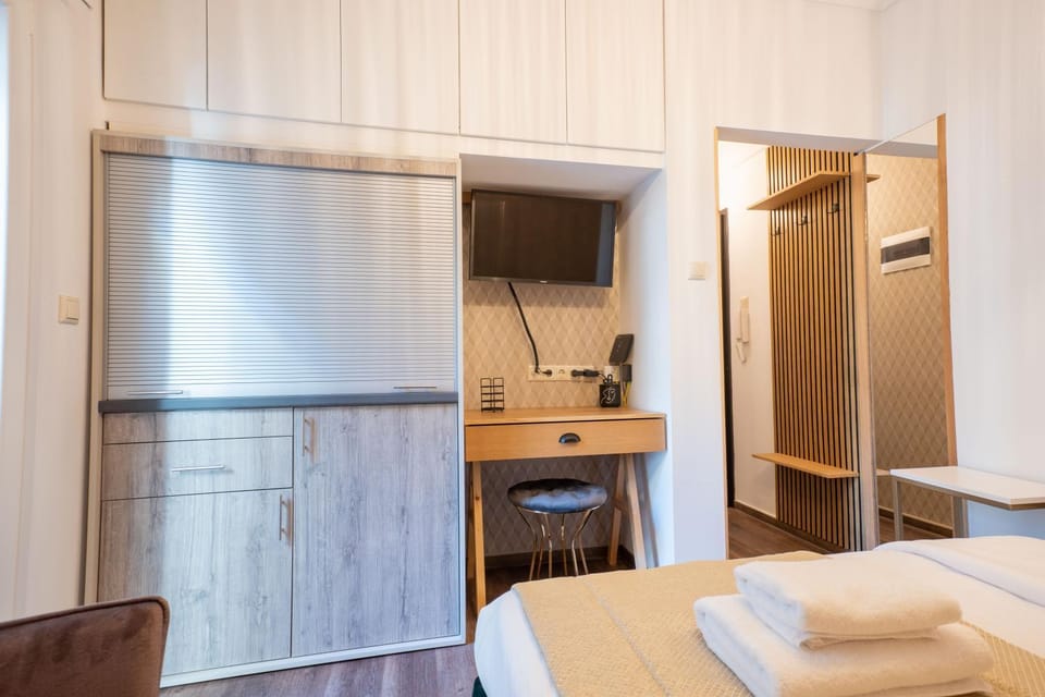 Bed, TV and multimedia, Kitchen or kitchenette, towels