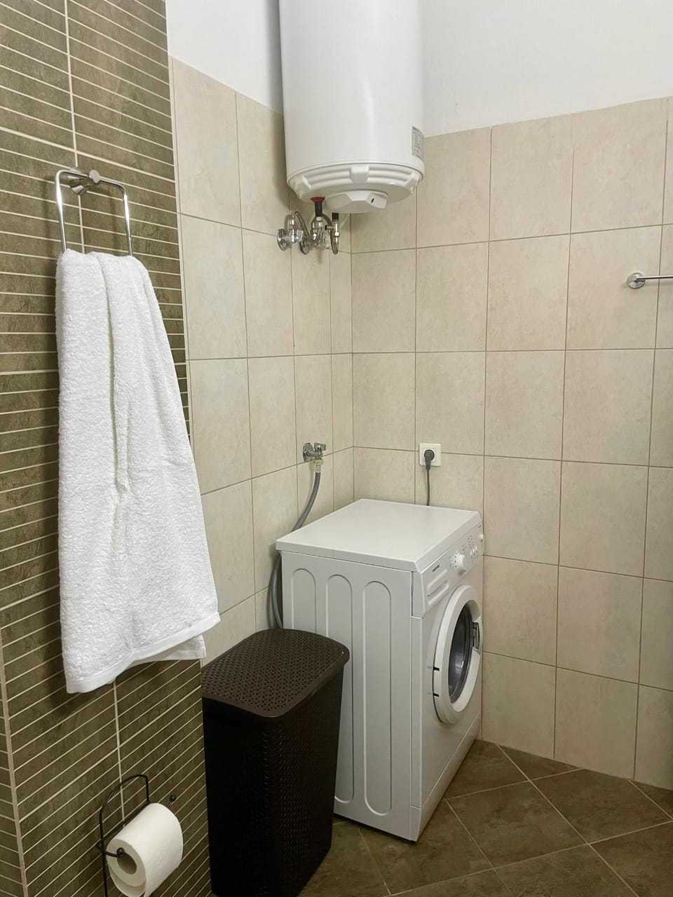 Shower, towels, washing machine