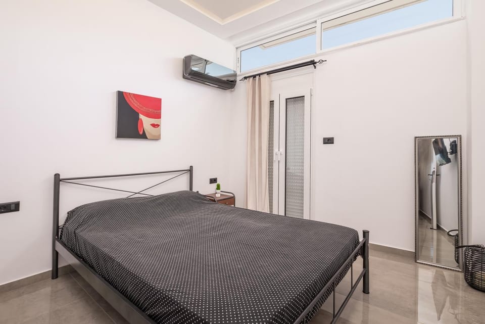 Bed, Photo of the whole room, air conditioner