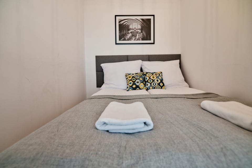 Bed, Photo of the whole room, Bedroom, towels