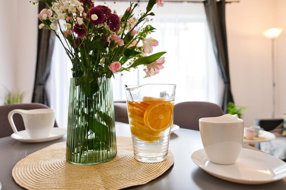 Coffee/tea facilities, Living room, Seating area, Dining area, Food