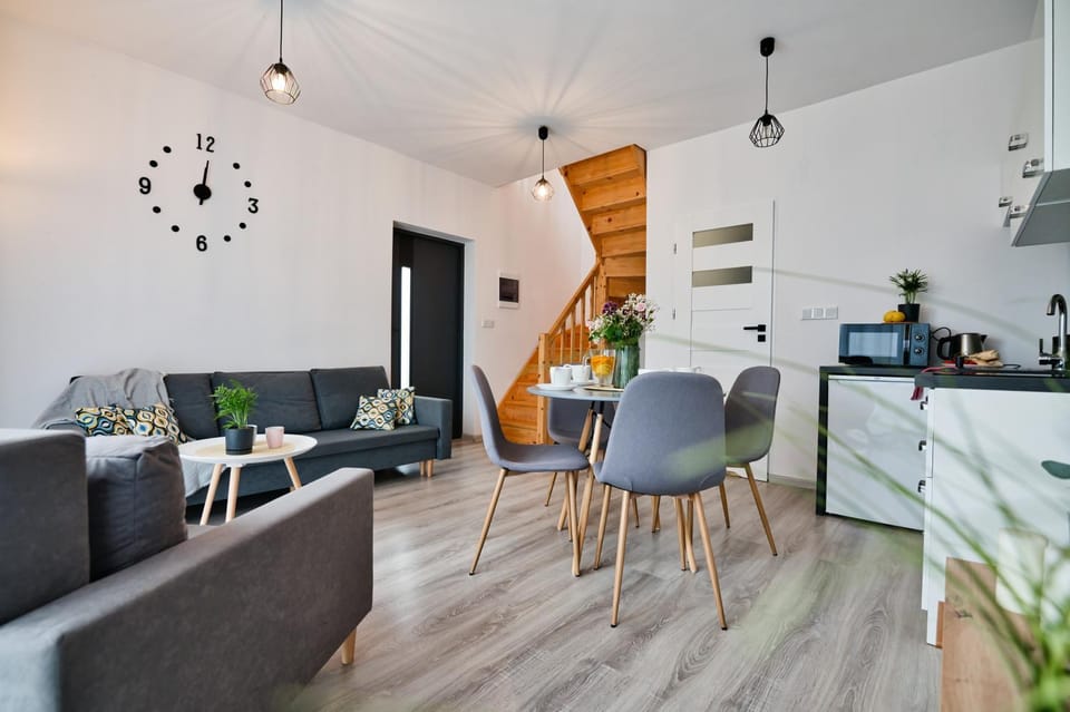 Kitchen or kitchenette, Living room, Seating area, Dining area