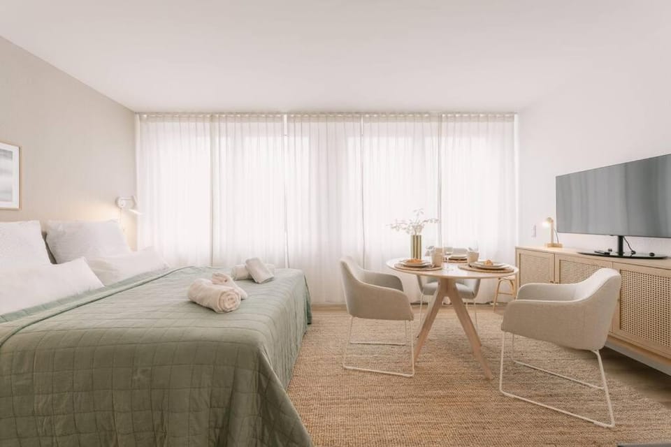 Communal lounge/ TV room, Bed, TV and multimedia, Living room, Photo of the whole room, Seating area, Bedroom