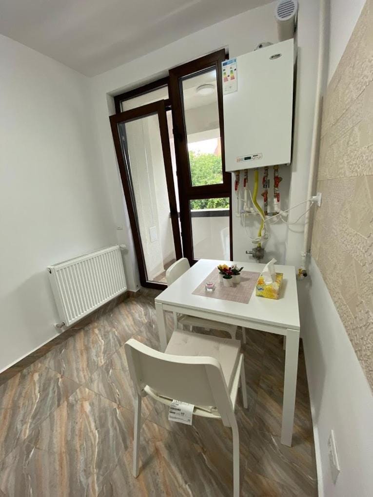 Kitchen or kitchenette, Food and drinks, Dining area, Food