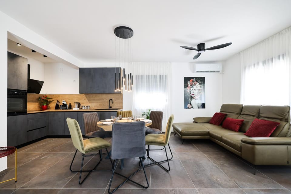 Communal lounge/ TV room, TV and multimedia, Kitchen or kitchenette, Living room, Seating area, Dining area