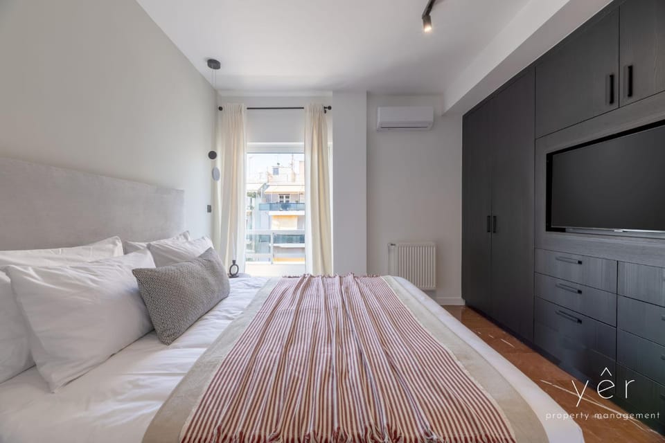 Communal lounge/ TV room, Bed, TV and multimedia, Photo of the whole room, Evening entertainment, Bedroom, air conditioner