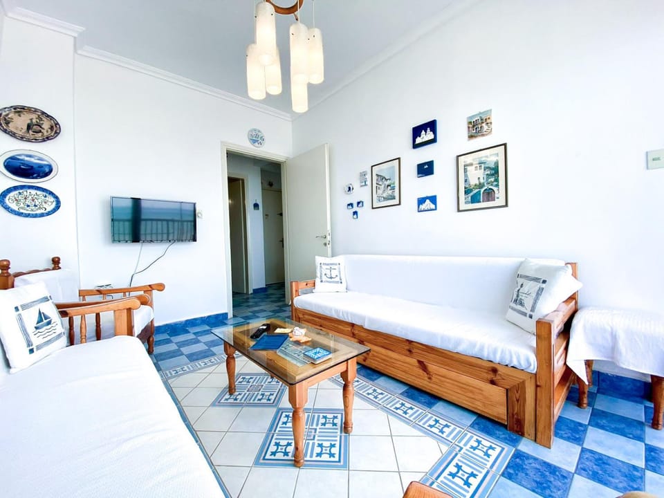 Bed, TV and multimedia, Living room, Photo of the whole room, Seating area, Sea view, air conditioner
