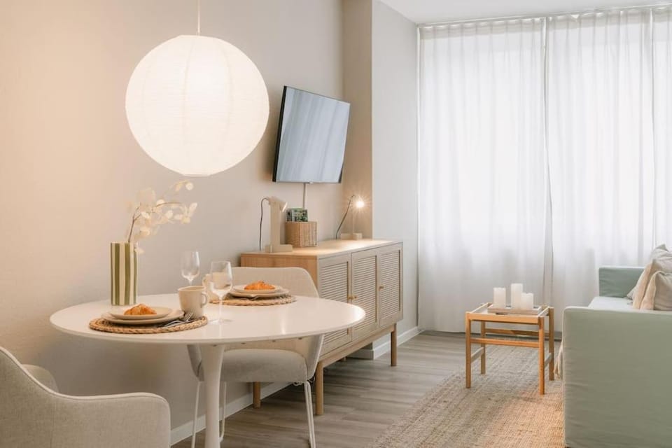 TV and multimedia, Living room, Seating area, Dining area