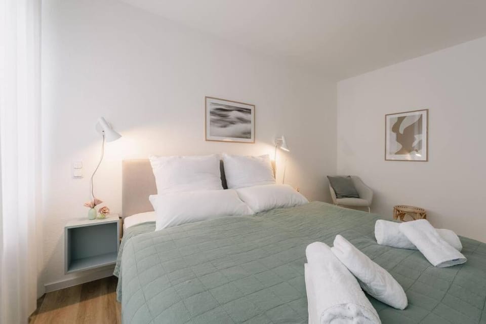 Bed, Bedroom, towels