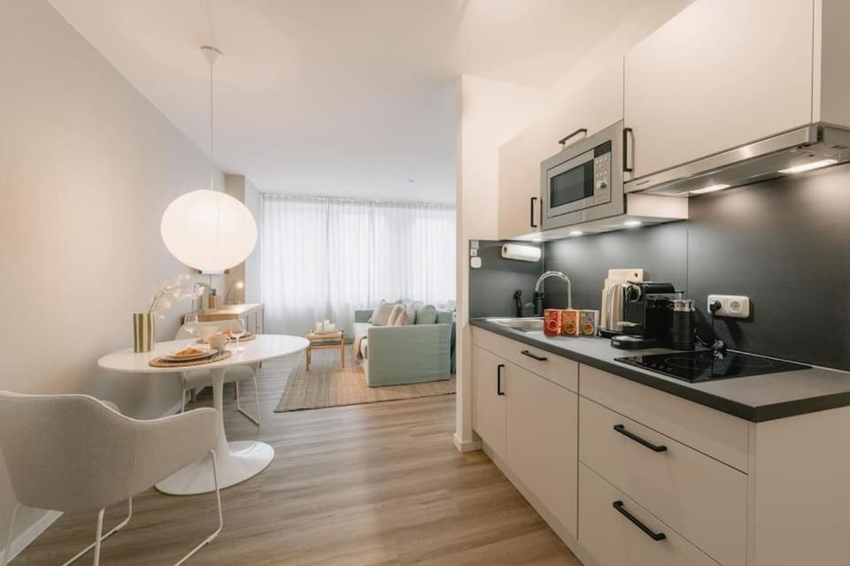 Coffee/tea facilities, Kitchen or kitchenette, stove, toaster
