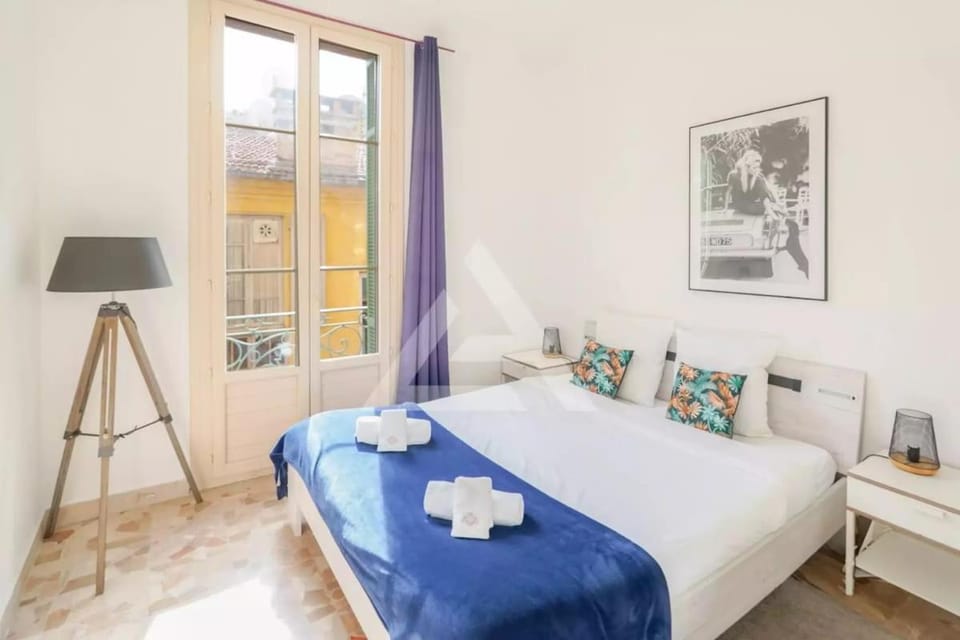 Bed, Photo of the whole room, Bedroom, towels, air conditioner