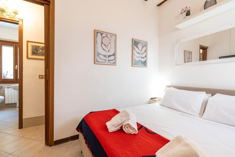 Bed, Photo of the whole room, Decorative detail, Bedroom, towels