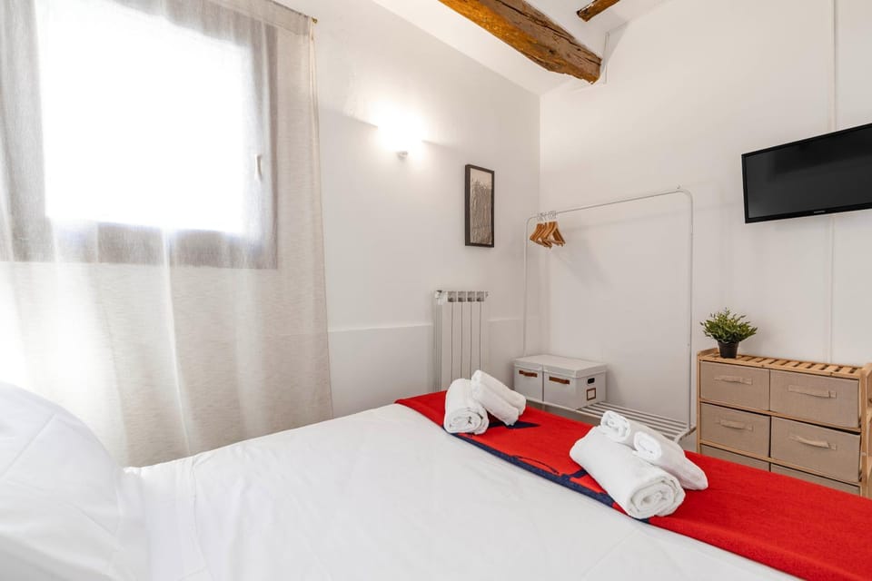 Bed, TV and multimedia, Photo of the whole room, Bedroom, towels, wardrobe