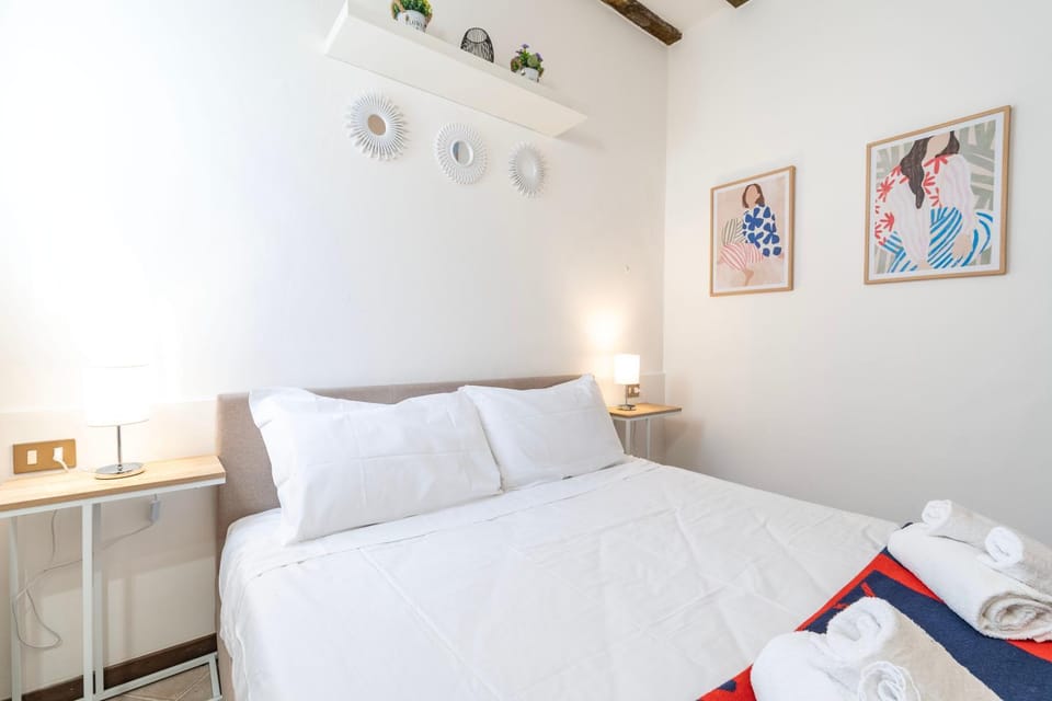 Bed, Photo of the whole room, Decorative detail, Bedroom, towels
