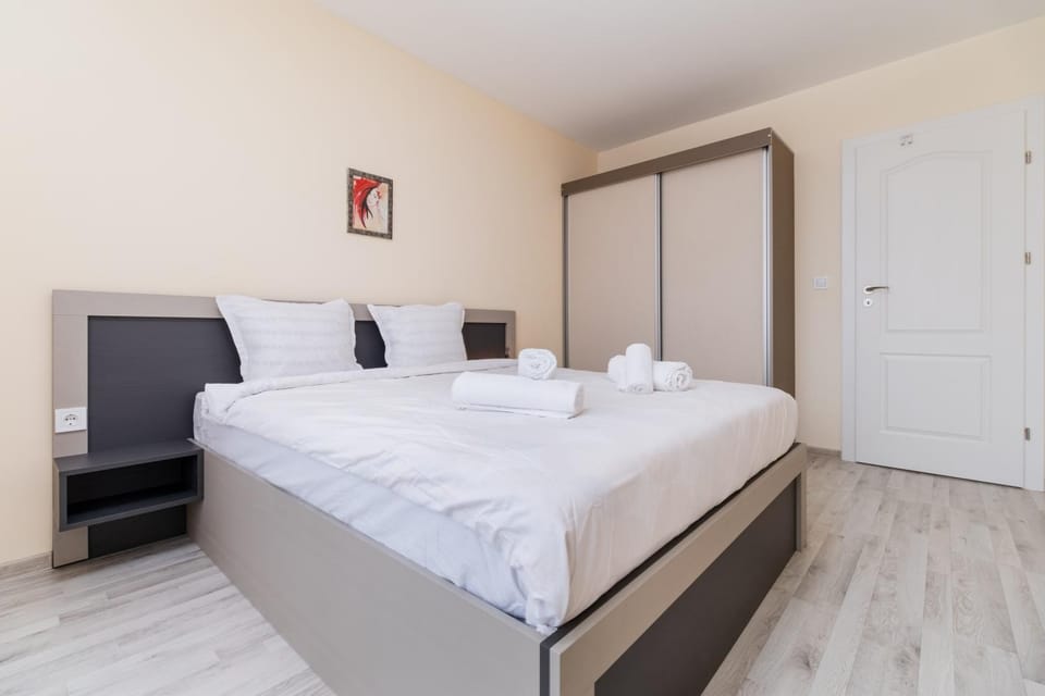 Bed, Photo of the whole room, Bedroom, towels, wardrobe