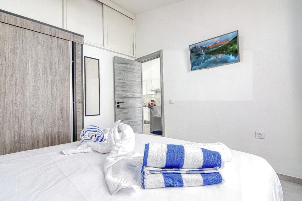 Bedroom, towels