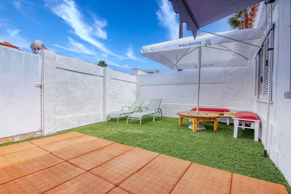 Patio, Garden, Dining area, Garden view, sunbed