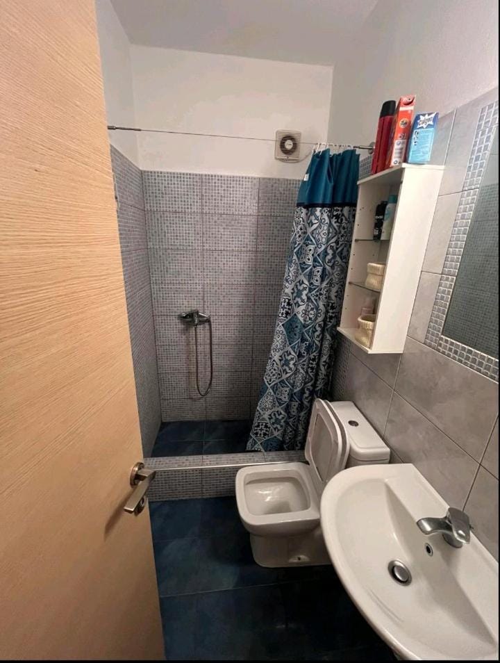 Shower, Toilet