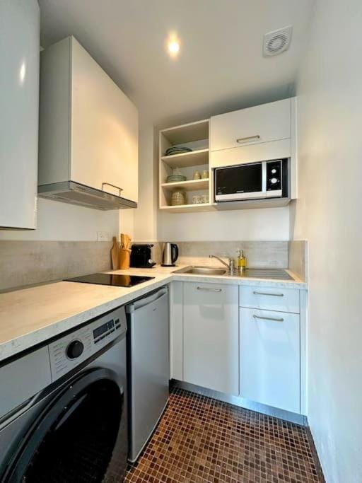Kitchen or kitchenette, minibar, stove