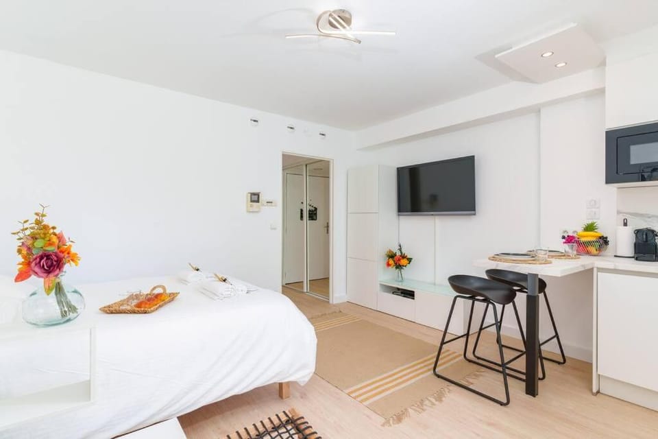 Bed, TV and multimedia, Photo of the whole room, Dining area