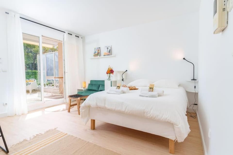 Bed, Photo of the whole room, Seating area