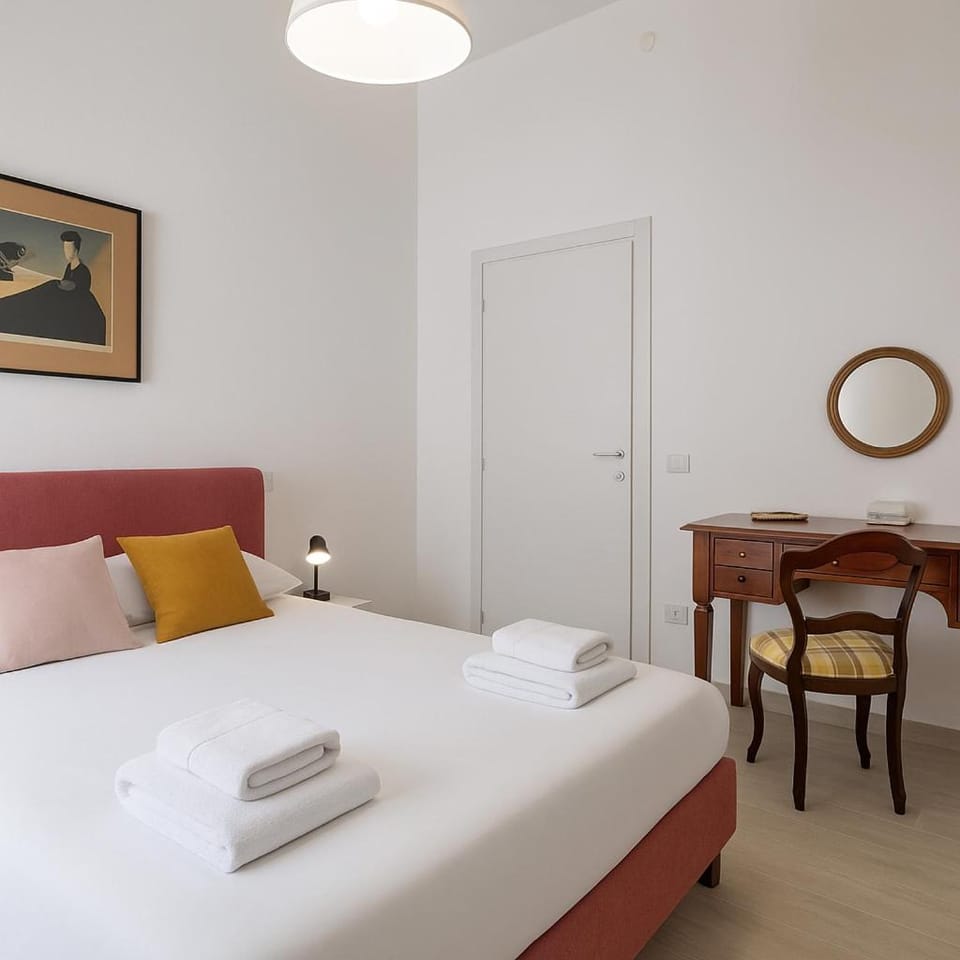 Bed, Photo of the whole room, Seating area, Bedroom