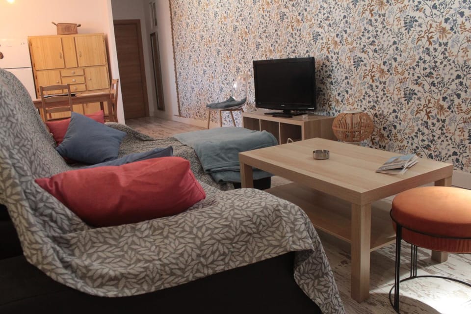 Communal lounge/ TV room, TV and multimedia, Living room, Seating area, Dining area, Evening entertainment