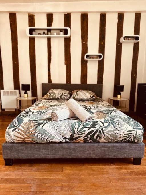 Bed, Photo of the whole room, towels