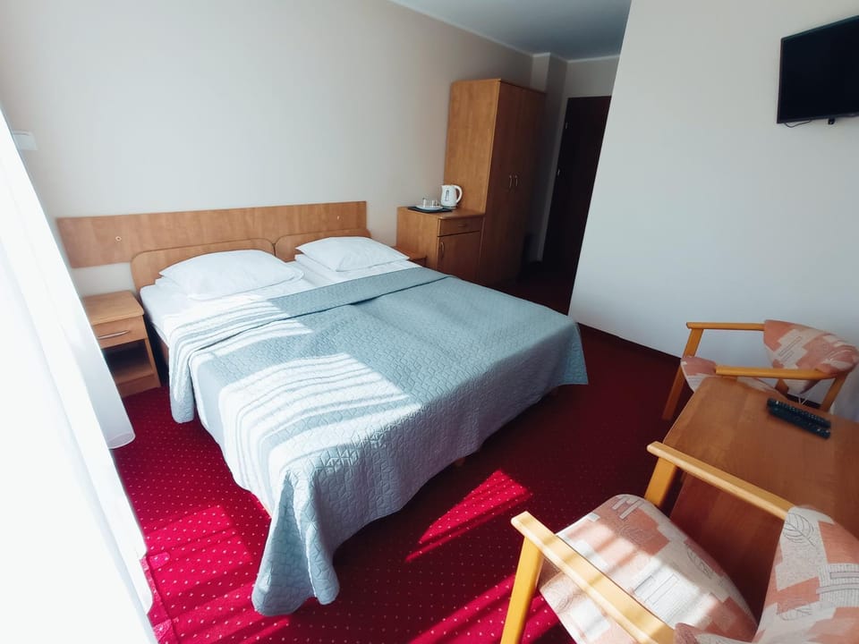 Bed, TV and multimedia, Photo of the whole room