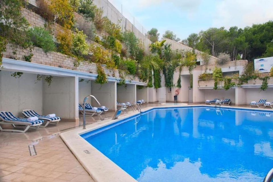 Pool view, Swimming pool, sunbed