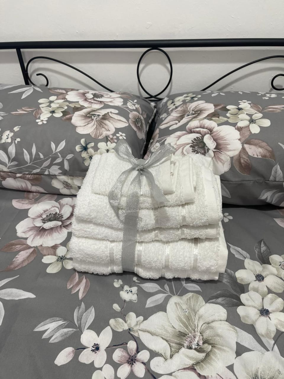 Bed, towels