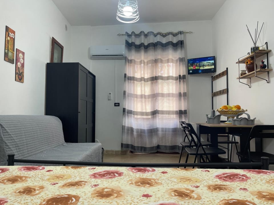 Living room, Photo of the whole room, air conditioner
