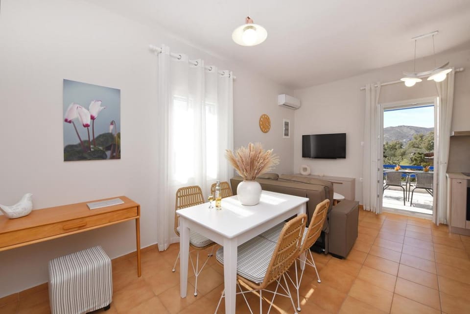 TV and multimedia, Kitchen or kitchenette, Living room