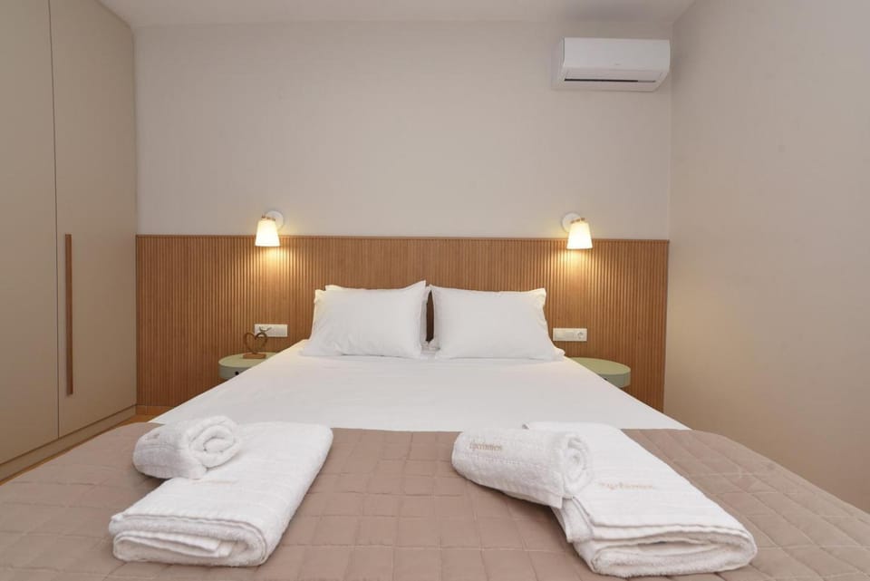Bed, Photo of the whole room, Bedroom, air conditioner