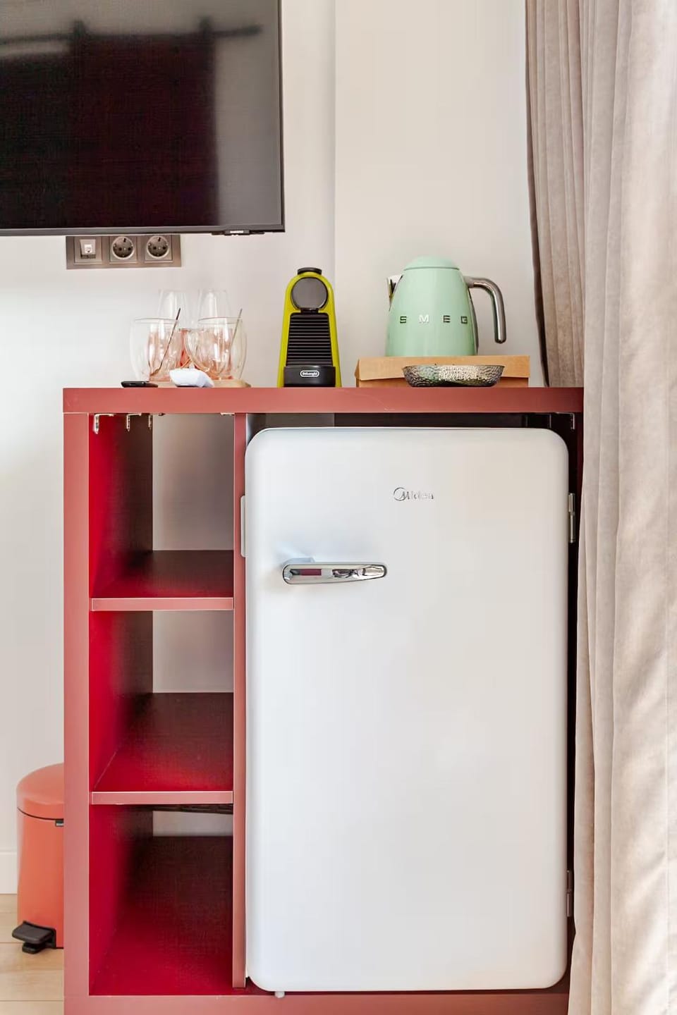 Kitchen or kitchenette, minibar