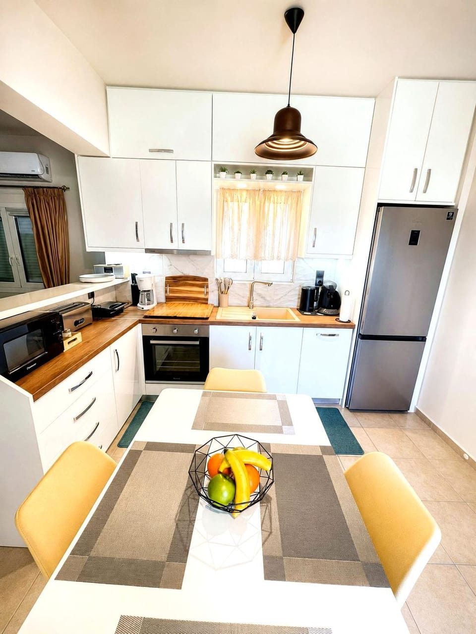 Coffee/tea facilities, Dining area, microwave, oven, stove, toaster, kitchen