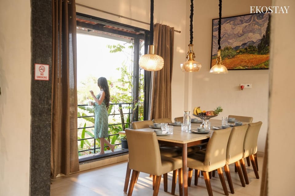 View (from property/room), Balcony/Terrace, Living room, Seating area, Dining area