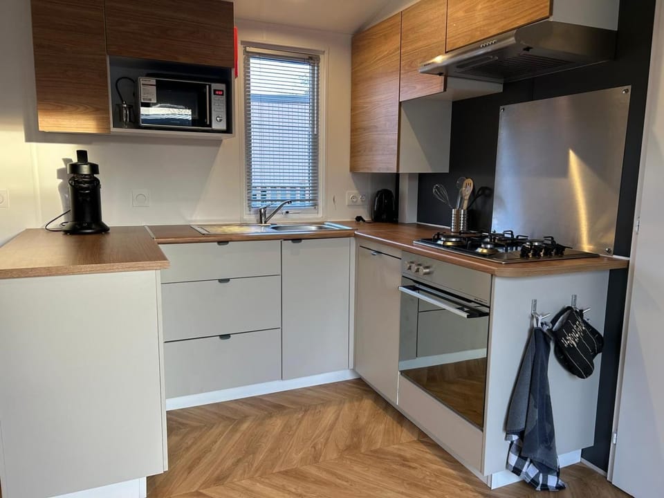 Chalet Aventura 1-6 pers- 3 slaapk- 2 badk- Berging- Inchecken al vanaf 13 uur - incl gebruik koffie en thee Chalet in Friesland, Netherlands