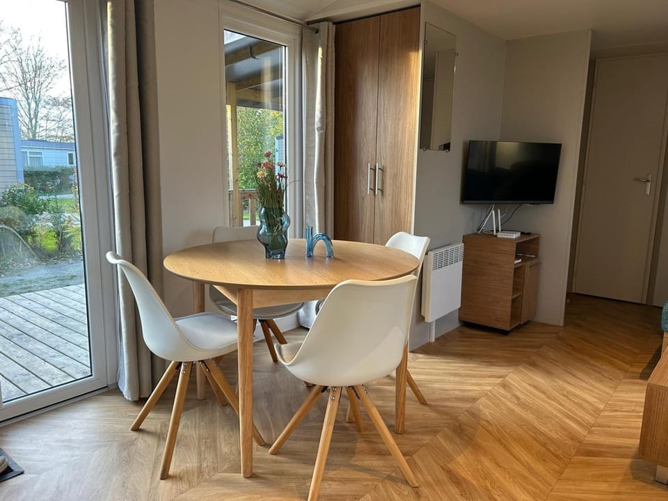 Chalet Aventura 1-6 pers- 3 slaapk- 2 badk- Berging- Inchecken al vanaf 13 uur - incl gebruik koffie en thee Chalet in Friesland, Netherlands