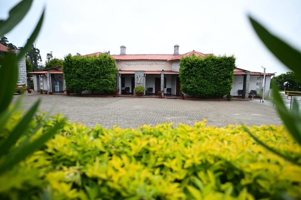 Property building, Facade/entrance, Day, Garden, Garden view