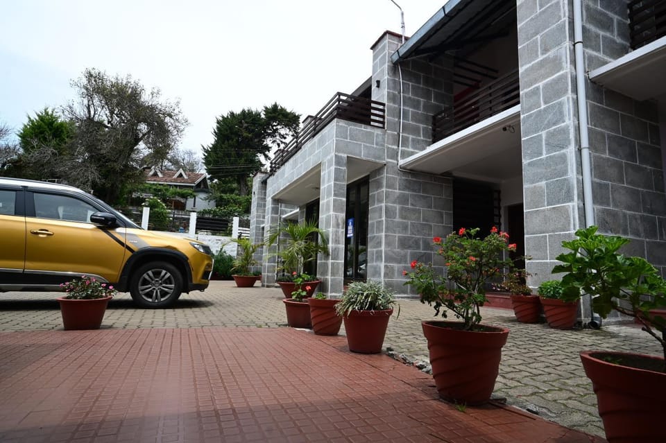 Property building, Day, Garden, Garden view, Parking