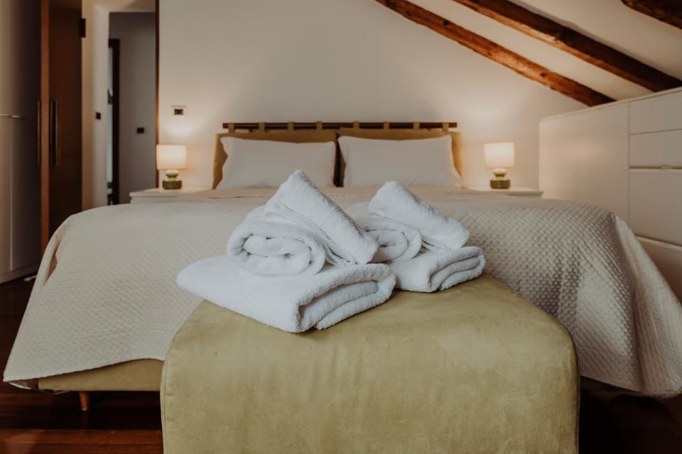 Bed, Photo of the whole room, Bedroom, towels