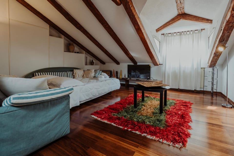 Bed, Living room, Photo of the whole room, Seating area, Bedroom