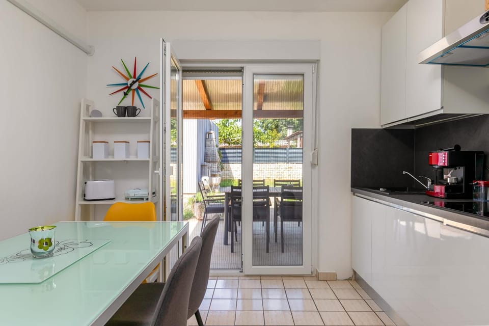 Coffee/tea facilities, Kitchen or kitchenette, Dining area