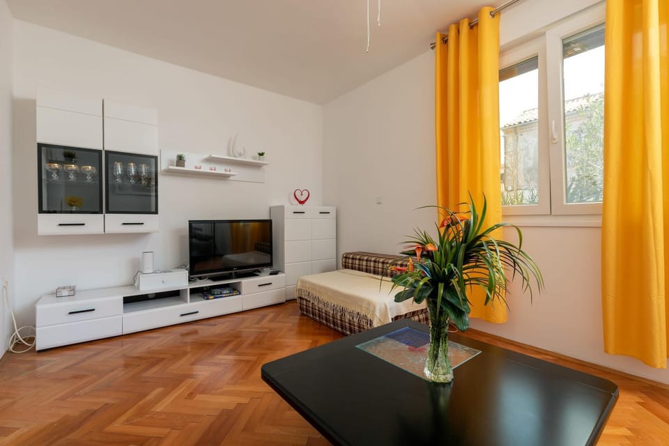 Living room, Seating area, Evening entertainment