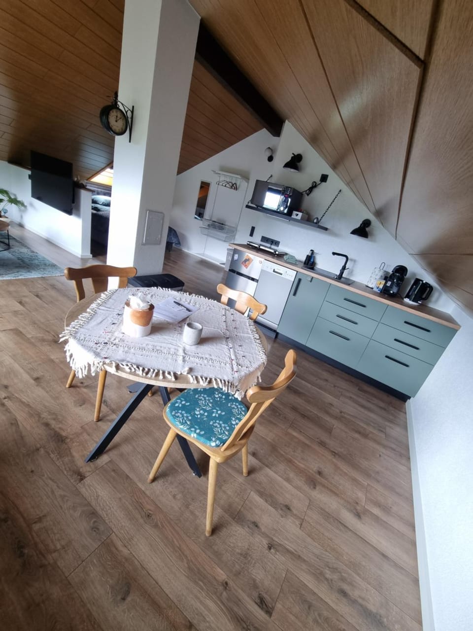 Kitchen or kitchenette, Seating area, Dining area