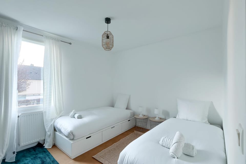 Bed, Photo of the whole room, Bedroom, internet, towels