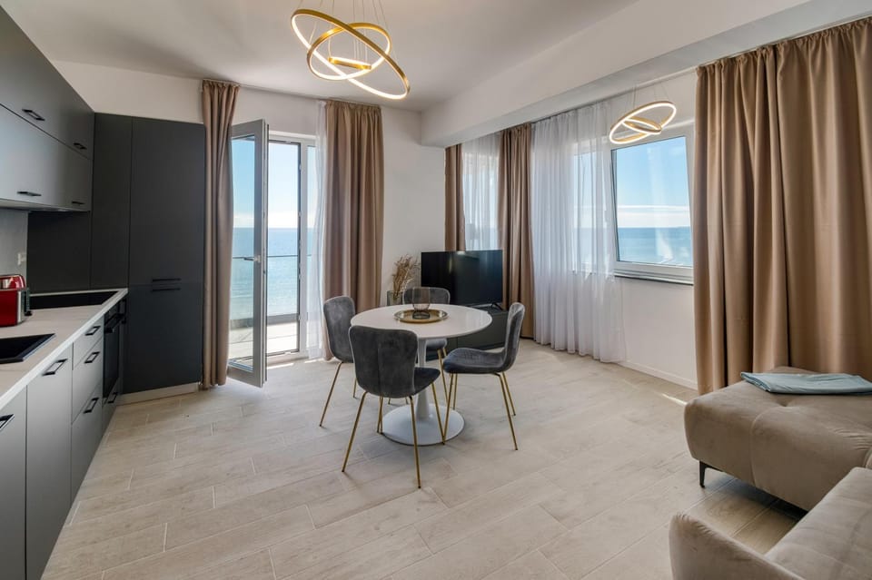 TV and multimedia, Kitchen or kitchenette, Living room