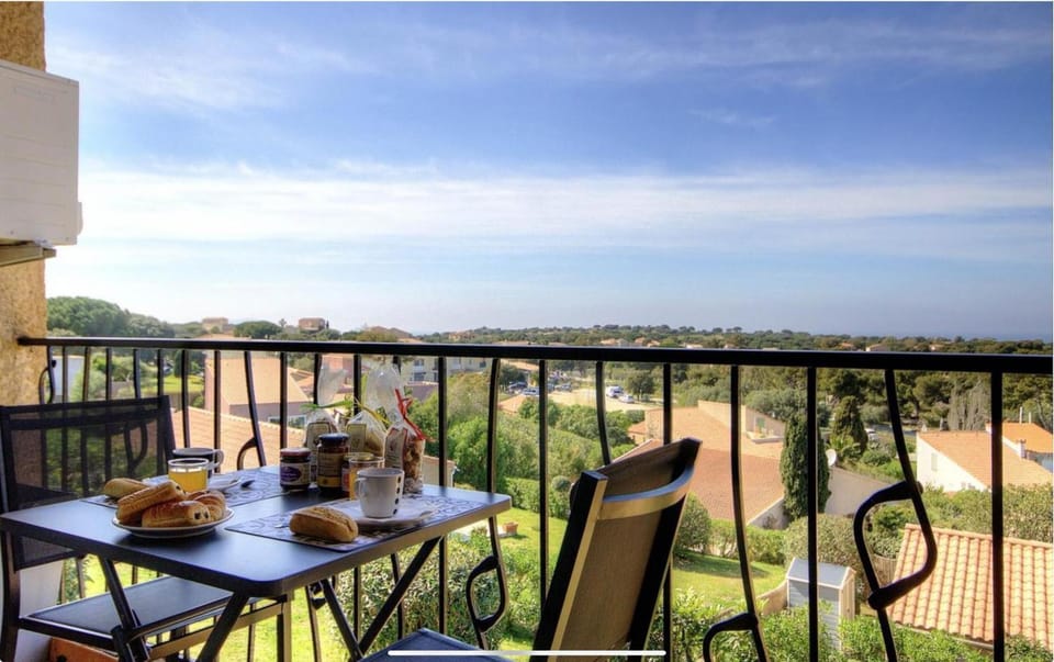 Day, Natural landscape, View (from property/room), Balcony/Terrace, Food and drinks, Dining area, Food, Sea view